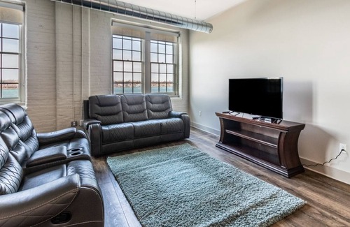 Front Park Apartment | Generous 3 bedroom Contemporary Condo with free parking