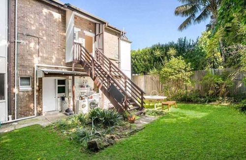 Bondi Apartment | Generous one-bedroom apartment 10 mins walk to the famous Bondi Beach!