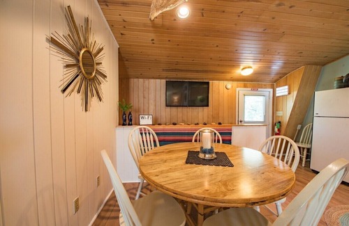 Lake Geneva Apartment | Geneva Beach House Delavan Suite |Easy .5 Mile Walk to the Lake |Shared Backyard |Parking