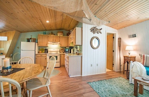 Lake Geneva Apartment | Geneva Beach House Delavan Suite |Easy .5 Mile Walk to the Lake |Shared Backyard |Parking