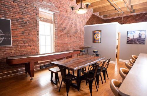 Wholesale District Apartment | Georgia Street 4 Bedroom Condo Downtown