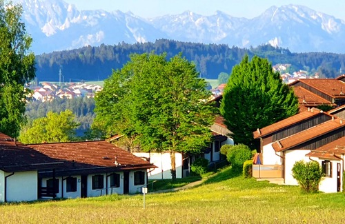 Lechbruck House | Gepflegtes Eckhaus 111 in Randlage des Feriendorfes Hochbergle!
