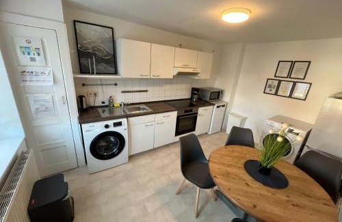 Kiel Apartment | Geräumige 2-Zimmer Monteurunterkunft mit Garten und überdachter Terrasse