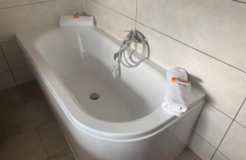 Oberdorla Apartment | Geräumige Ferienwohnung - ideal für Monteure in Förderstedt, Staßfurt