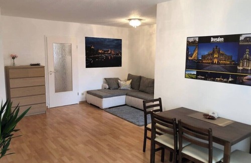 Friedrichstadt Condo | Geräumige Wohnung in Park- und Elbe Nähe. Voll Ausgestattete Küche mit Balkon