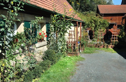 Neudrossenfeld Apartment | Geräumiges Ferienhaus direkt am Roten Main, kostenfreies WLAN