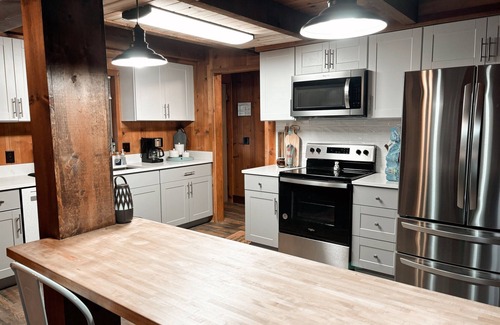 Cleveland Cabin | German Inspired! Mountain Views, Arcade, Firepit!