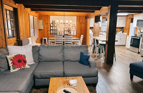 Cleveland Cabin | German Inspired! Mountain Views, Arcade, Firepit!