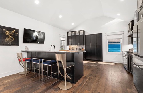 Germantown House | Germantown Retreat- Private Spa & Rooftop - Mins to Downtown