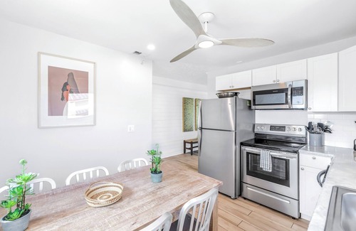 Siesta Key Apartment | Gertrude's Siesta | Oceanview Penthouse, 12-steps Beach Path, 4-min trolley to Village!