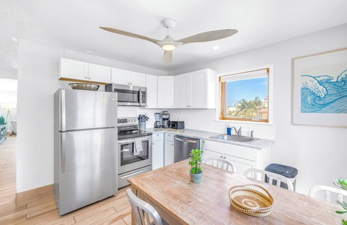 Siesta Key Apartment | Gertrude's Siesta | Oceanview Penthouse, 12-steps Beach Path, 4-min trolley to Village!