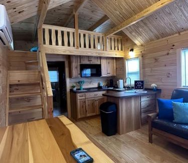 Holly Ridge House | Get-away Cabin in Surf City w Loft and Parking