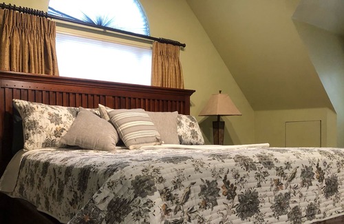 Bonita Apartment | Get away from the hustle and bustle of the day. Stay at The Loft in San Dimas