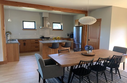 White Salmon House | Get Away to White Salmon; Hot Tub, Pickle-Ball, Basketball, Fitness Room & More!