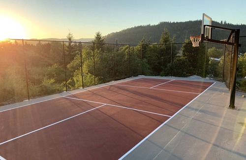 White Salmon House | Get Away to White Salmon; Hot Tub, Pickle-Ball, Basketball, Fitness Room & More!