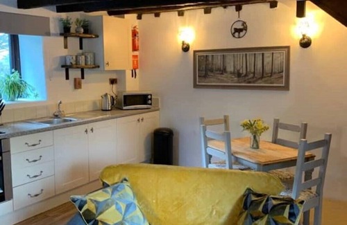 Lanhydrock Cottage | Get Cosy in this Beautiful Dog-Friendly Cottage with Log Burner & Hot Tub