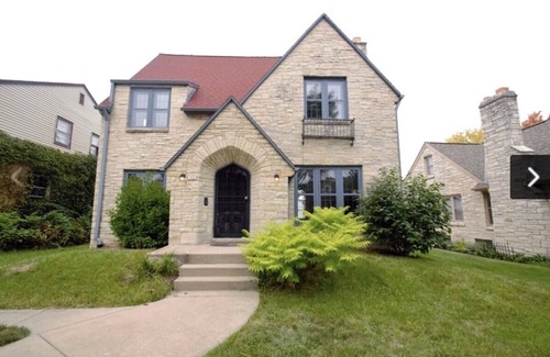 Milwaukee House | Get Cozy And Stay Awhile -central location