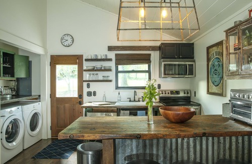 Hiawassee Cabin | Get cozy lakeside in a chic chalet with mountain views