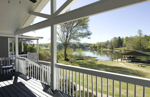 Hiawassee Cabin | Get cozy lakeside in a chic chalet with mountain views