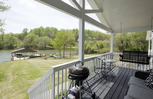 Hiawassee Cabin | Get cozy lakeside in a chic chalet with mountain views