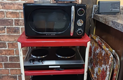 Mansfield House | Get your 70's groove on in this far-out pad in Mansfield.