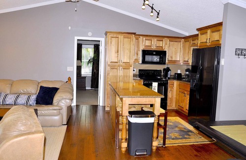 Blairsville Cabin | Get your feet wet and Go Fishing on Nottely Lake Free Wi-Fi, Parking, One Dog