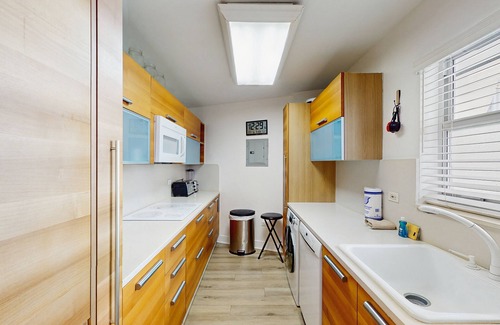 City Center Condo | Getaway condo near the beach with Wifi & fully equipped kitchen