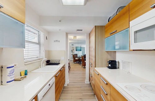City Center Condo | Getaway condo near the beach with Wifi & fully equipped kitchen