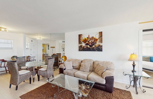 City Center Condo | Getaway condo near the beach with Wifi & fully equipped kitchen