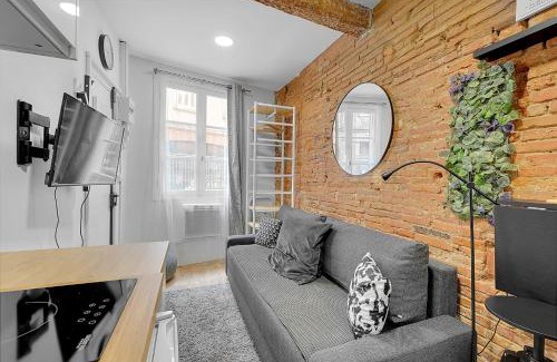 Carmes Apartment | Getaway For 2 Beautiful Studio Near The Garonne