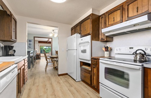 Garibaldi House | Getaway in Garibaldi, New Décor Throughout, Open Patio w/View, Ping Pong, Walk to Downtwn Garibaldi