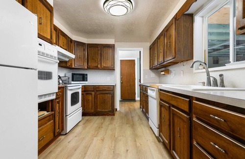 Garibaldi House | Getaway in Garibaldi, New Décor Throughout, Open Patio w/View, Ping Pong, Walk to Downtwn Garibaldi