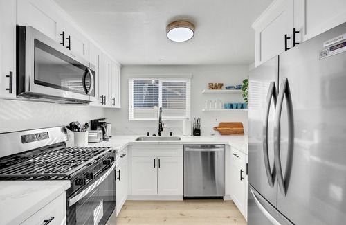 Eastside House | Getaway in Long Beach, 5 minutes to Beach & Fun!
