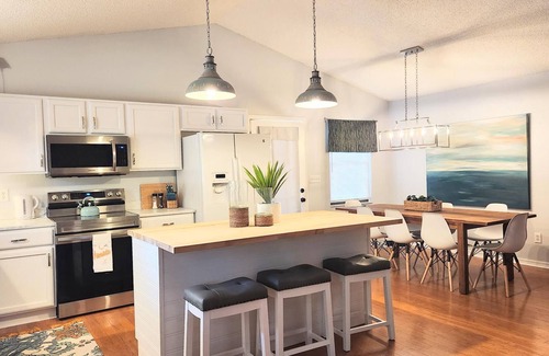 Candler House | "Getaway on The Waterway" Lake Weir canal home, Sleeps 10 with Dock!