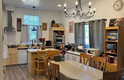 Groveland House | Getaway to Yosemite with this Charming Relaxing 2 bed + 2 full bath lodge