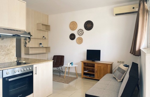 Lithinai Apartment | Gezellig en Modern Familie Appartement met Twee Zwembaden en 350m tot het Strand