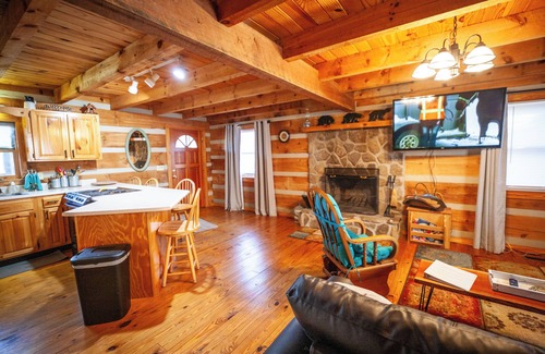 Townsend Cabin | Gi Gi's Getaway! Hot tub. F/P. screened porch