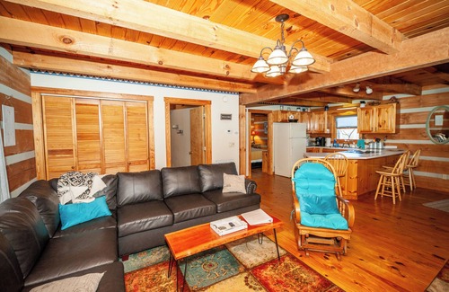 Townsend Cabin | Gi Gi's Getaway! Hot tub. F/P. screened porch