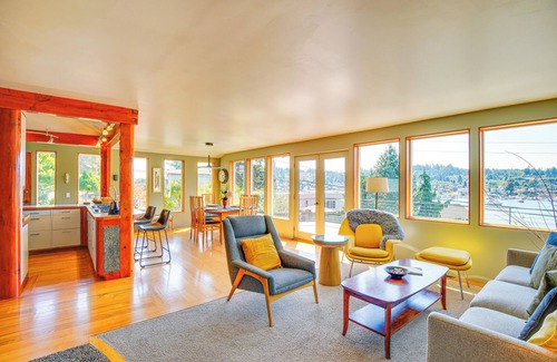 Gig Harbor House | Gig Harbor Home: Large Deck, Outdoor Dining Area