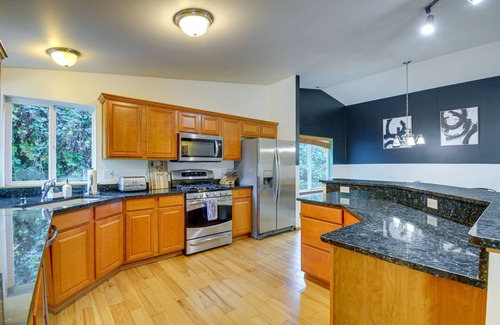 Artondale House | Gig Harbor Vacation Rental w/Private Hot Tub!
