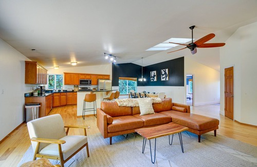 Artondale House | Gig Harbor Vacation Rental w/Private Hot Tub!