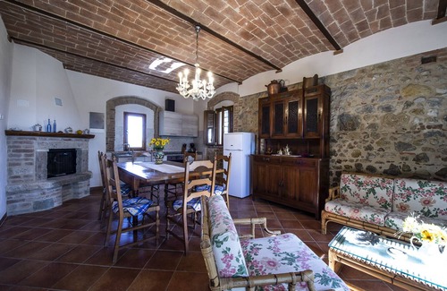 San Gimignano Apartment | Gina, apartment overlooking the hills of San Gimignano