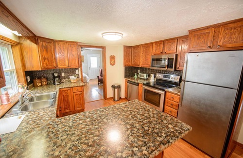 Sugar Grove Cabin | Gingerbread: Hot Tub + Access to Farm Amenities Petting Zoo