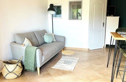 Cuers Apartment | Gite Avec SPA Dans un Écrin de Verdure