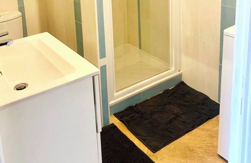 Cuers Apartment | Gite Avec SPA Dans un Écrin de Verdure