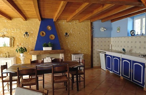 Saint-Sulpice-de-Roumagnac House | Gîte 'La Bergerie' with shared pool, private terrace and Wi-Fi