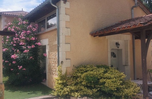 Saint-Sulpice-de-Roumagnac House | Gîte 'La Bergerie' with shared pool, private terrace and Wi-Fi