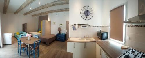 Cabrieres-d'Avignon Apartment | Gite Le Petit Luberon LISIANTHUS