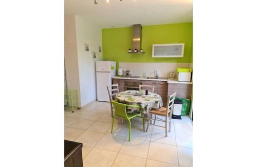 Gemenos Apartment | GITE LES CIGALES, Studio 15mn from the BEACHES, Many walks,