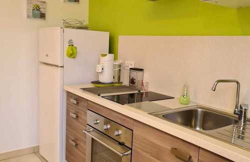 Gemenos Apartment | GITE LES CIGALES, Studio 15mn from the BEACHES, Many walks,